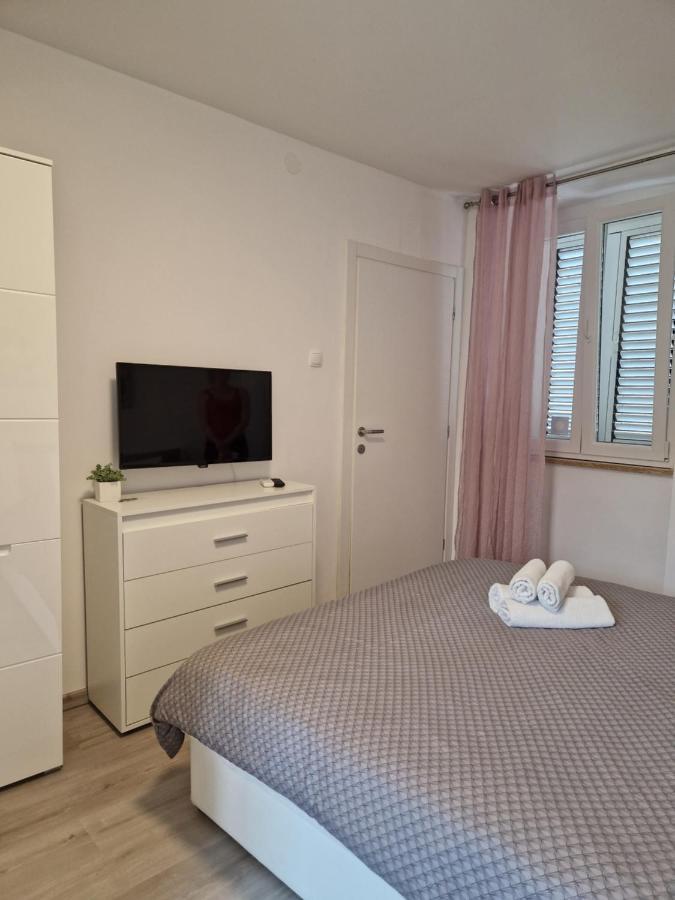 Apartment And Room Marija Krk Town Eksteriør billede